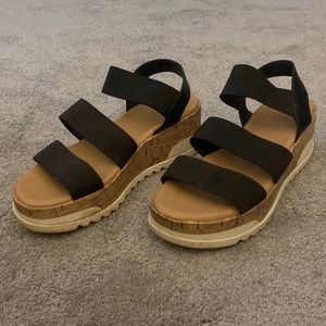 Universal thread (target), platform sandals. Size: 7 women’s.